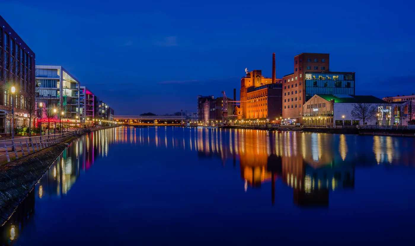 Der Duisburger Innenhafen zur blauen Stunde.