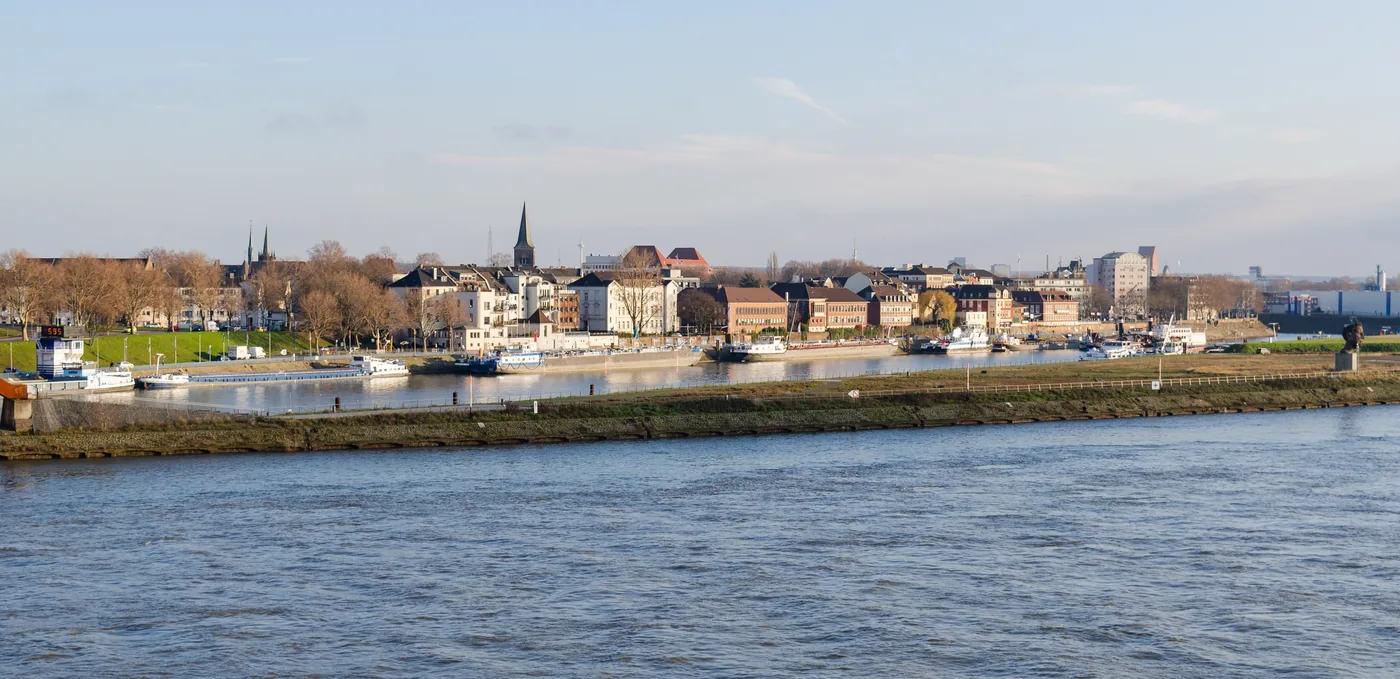 Blick von der Friedrich-Ebert-Brücke auf Duisburg-Ruhrort.