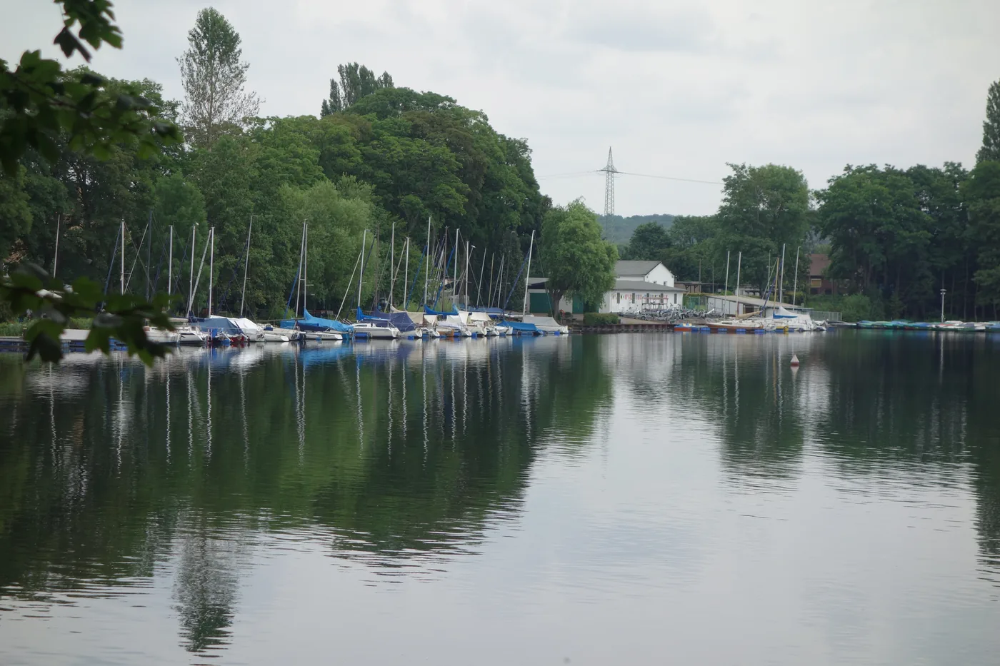 Blick auf den Masurensee an der Sechs-Seen-Platte in Duisburg.